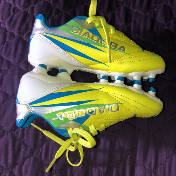 KIDS SOCCER SHOES - Picture 3 of 7